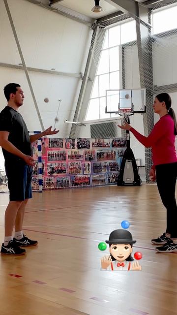 Перекидка мячами #цирк #juggling #jugglingballs #жонглирование #цирковаябанда