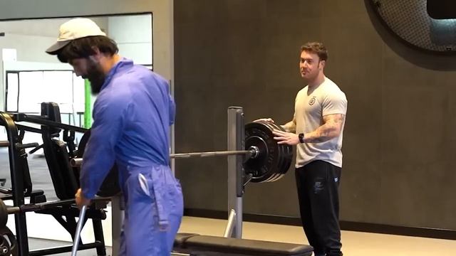 Мастер Спорта притворился УБОРЩИКОМ в ЗАЛЕ DUBAI - GYM PRANK