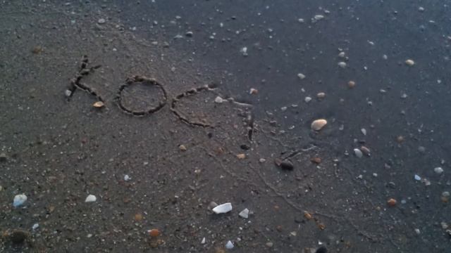 Волны прибоя и надписи на песке смотреть онлайн