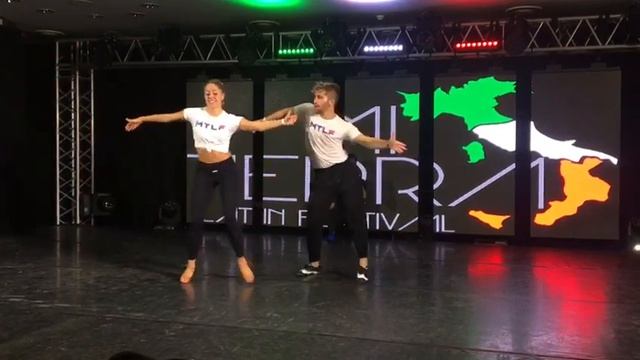 Antonio y Jasmina Berardi - Body Movement and Footwork - Salsa class - Berardi style - смотреть онлайн