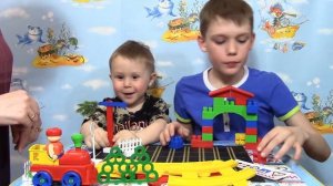 Матвейка и Богдан собирают конструктор Железная дорога с туннелем - #7