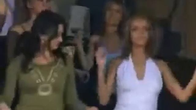 ROMENCE SÜPER BİR ŞARKI смотреть онлайн