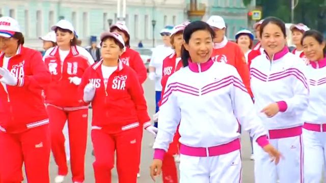 На площади Ленина горожанам показали танец Слона смотреть онлайн