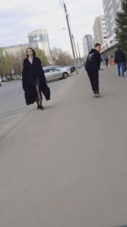 девушка в плаще ваще