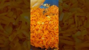 куриные котлеты  с морковью и луком