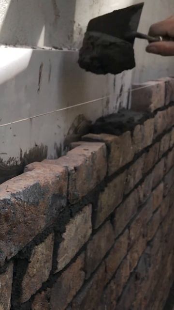 Для чего сзади лицевой кладки вставили кусок утеплителя? Кто знает? #каменщики #сафоновскийклинкер