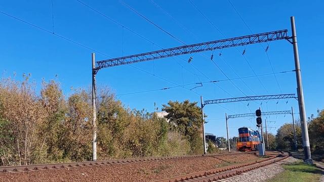 Тепловоз ЧМЭ3-1590 с пасс вагоном/ChME3-1590 with a passenger car