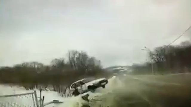 В Южно Сахалинске автомобиль вылетел на встречку, протаранил другой и улетел за ограждение ❗ 2022 смотреть онлайн