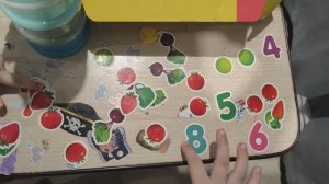 клеим детские наклейки с цифрами от 1 до 10 для малышей