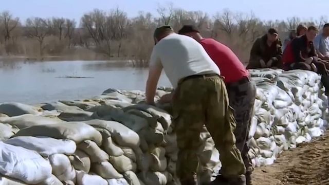 Российские города накрыла стихия: Большая вода смывает Тюмень и Курган.