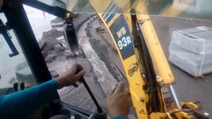 Демонтаж бордюров в дождь Коматсу wb 93 r