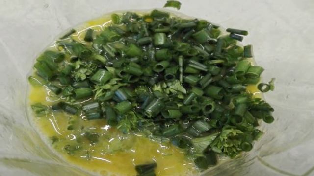 Яичный блин с оливками и зеленью