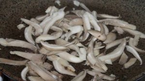 Овощной салат с жареными вешенками