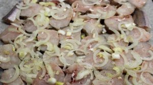 Хек с луком и йогуртом запеченный в духовке