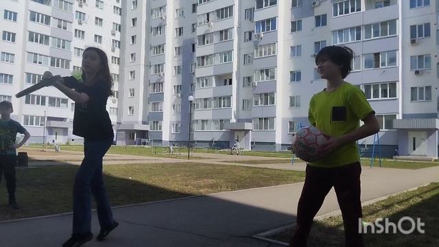 19.04.2025 Ребятки отлично погуляли во дворе, впервые с ракетками после зимы