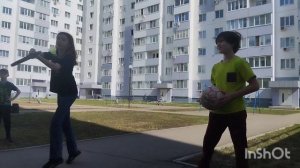 19.04.2025 Ребятки отлично погуляли во дворе, впервые с ракетками после зимы