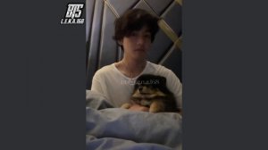 Тэхён с Ентаном снова в прямом эфире, теперь уже нежатся в постельке на Weverse Live 13.04.2020