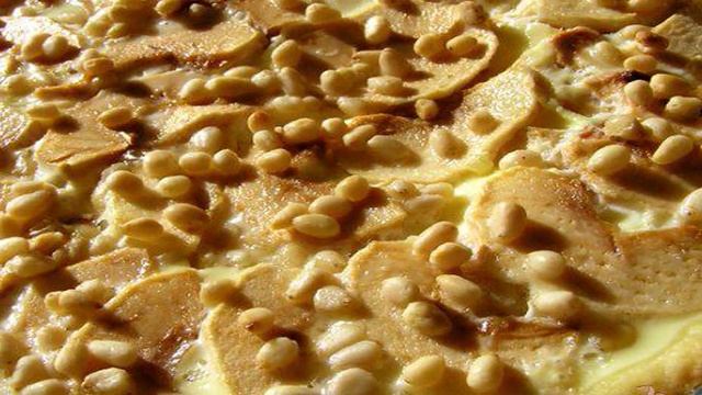 Яблочный пирог с кедровыми орешками