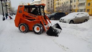 Мини-погрузчик чистит снег в Белгороде на spetskran40.ru