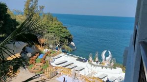 Бассейны и вид из окна номера Garden Cliff Resort and Spa