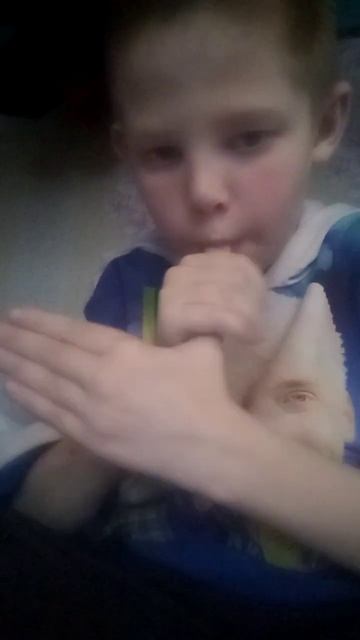 показал как растягивать палец и удивлять друзей смотреть онлайн