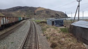 Тепловоз 2М62У-0373 с грузовым поездом на станции Чехов (Сахалин)