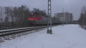 Электровоз ВЛ10У-1003 (ТЧЭ-38) с грузовым поездом.
