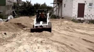 Погрузчик Bobcat S130 выравнивает стройплощадку.mp4