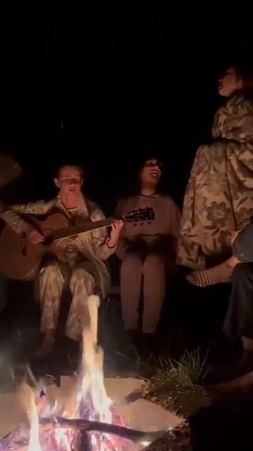 Ночь, костёр, друзья, гитара в строящемся Городе Солнца МаЭД Урании, Киев обл.. Марина Потеева. МНШУ