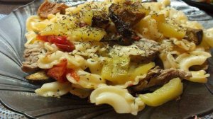Салат мясной с макаронами
