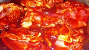 Куриные бедрышки в томатном маринаде под сыром