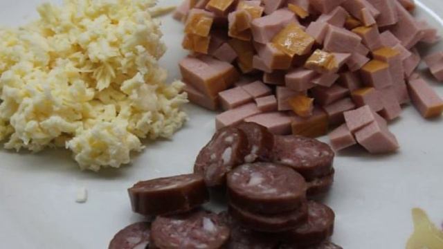 Слойки с колбасой и охотничьими колбасками