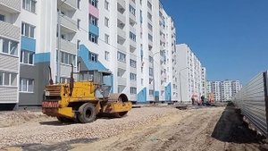 Строительная техника работает на стройке