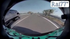 Автовладелец завалил легковушку, пытаясь протиснуться между автомобилей