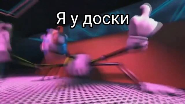 Мама проходит мимо ванной.