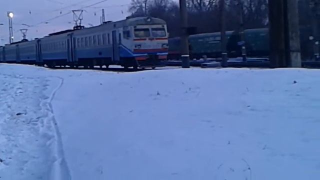 Тепловоз  ЧМЭ3Т с зерновыми вагонами и электропоезд ЕР2Т Лозовая Харьков