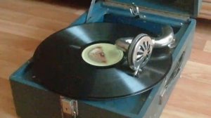 Фауст, поет Энрико Карузо.