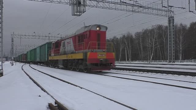 Маневровый тепловоз ЧМЭ3-4127 (ТЧЭ-2) с грузовым поездом. смотреть онлайн