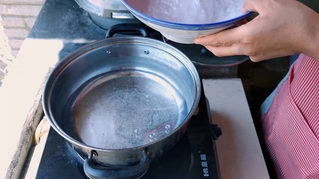 【农家的小勇】农活干完了，小勇煮牛肉丸子面吃，喝汤吃面配啤酒，太过瘾了 смотреть онлайн