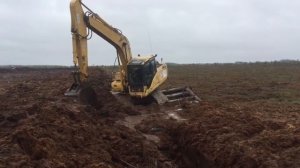 Так танцует экскаватор, работая на болоте, - фигурное копание)))