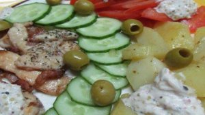 Салат из куриного филе с копченой грудинкой