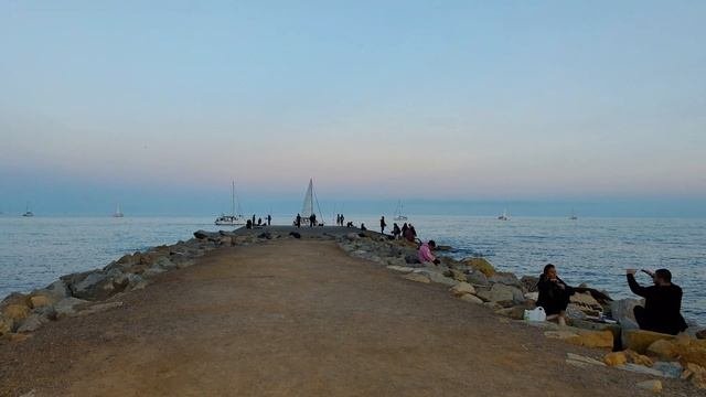🌇 Барселона: неспешная прогулка по пляжу под нежный саунд 🎶 Идеальный отдых 🌴🔥