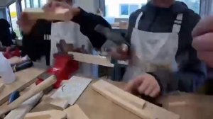 Мы сделали лодку из дерева которая может плавать на воде