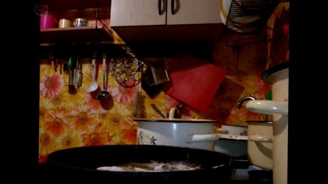 Чищу рыбу, отрезаю головы, жарю смотреть онлайн