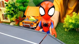 Паучок увеличился! Тойклаб и игрушки из мультфильма Человек Паук спасают друга