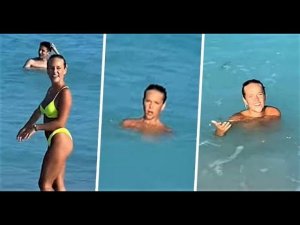 Парень подарил девушке растворяющийся купальник ....