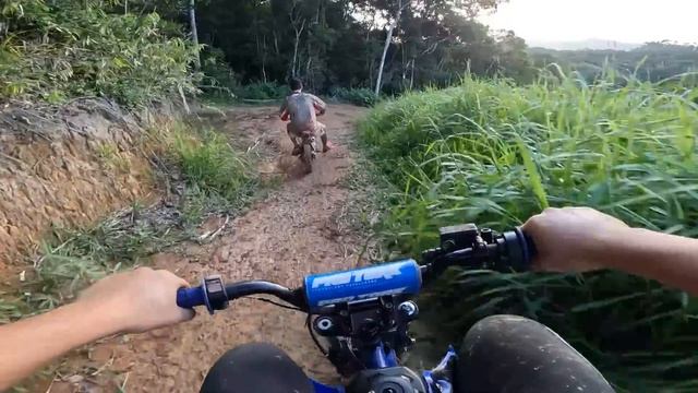 O BOBY CAIU DE CARA NA LAMA DE MINI MOTO смотреть онлайн