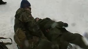 разворот раненого лежа, первый вариант оттаскивания раненого лежа 1