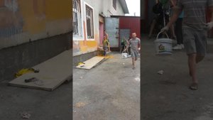 Ведро краски на голову