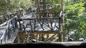 Водопад в вольере для птиц в зоопарке Khao Kheow Open Zoo, Паттайя, Тайланд